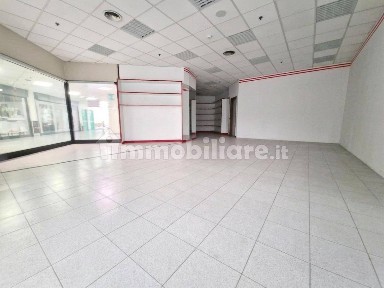 Locale commerciale in Vendita