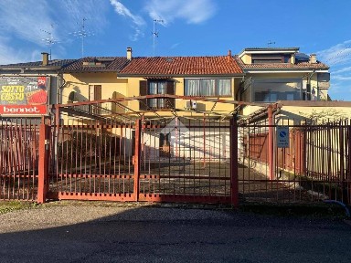 Lentate sul Seveso, Negozio con bottega Via Nazionale dei giovi, 56