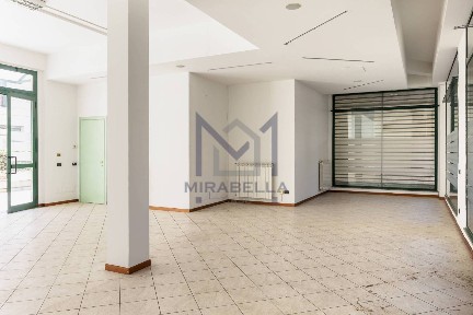 Locale commerciale con laboratorio in Vendita