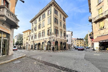 Locale commerciale in Vendita