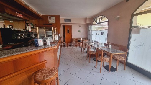 Locale commerciale in Vendita