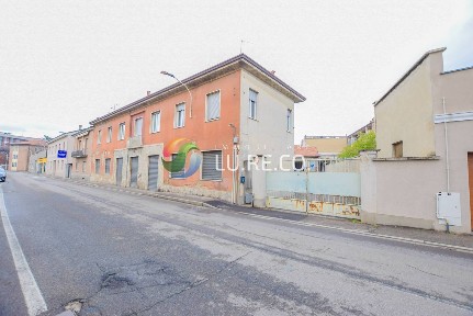Locale commerciale con laboratorio in Vendita