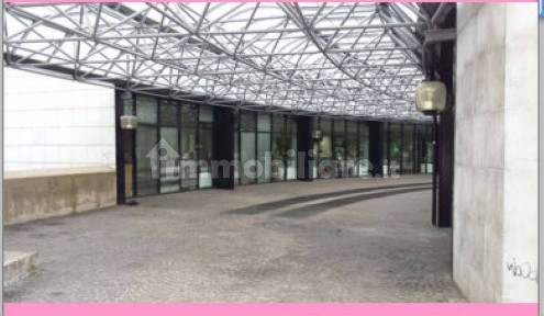 Locale commerciale in Vendita