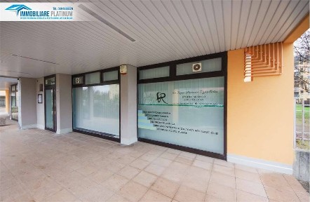 Locale commerciale in Vendita