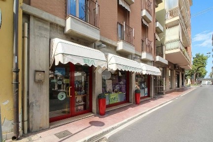 Locale commerciale in Vendita