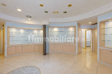 Locale commerciale in Vendita