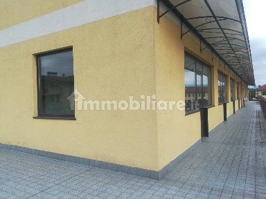 Locale commerciale in Vendita