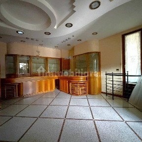Locale commerciale con laboratorio in Vendita