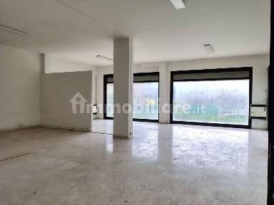 Locale commerciale in Vendita