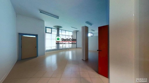 Locale commerciale con laboratorio in Vendita