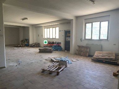 Locale commerciale con laboratorio in Vendita