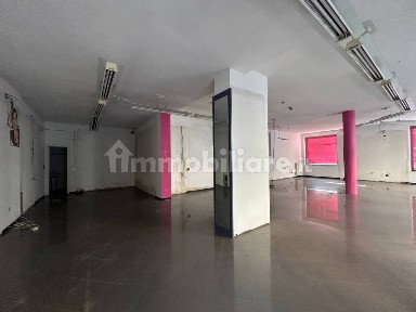 Locale commerciale in Vendita
