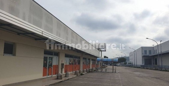 Locale commerciale in Vendita