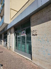 Locale commerciale in Vendita