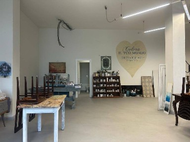 Locale commerciale in Vendita