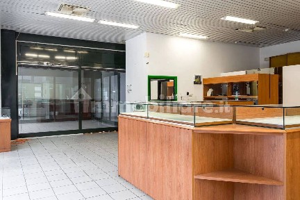 Locale commerciale in Vendita