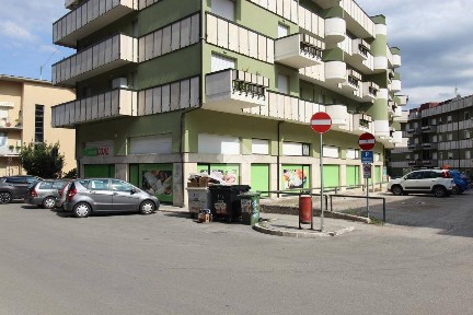 Locale commerciale in Vendita