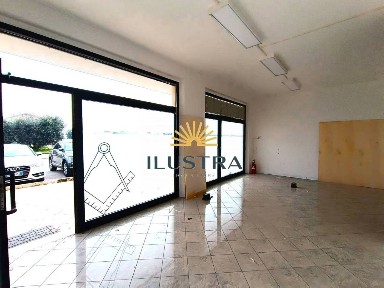 Locale commerciale in Vendita