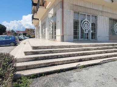 Locale commerciale in Vendita