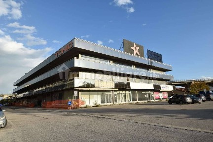 Locale commerciale in Vendita