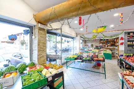 Locale commerciale in Vendita