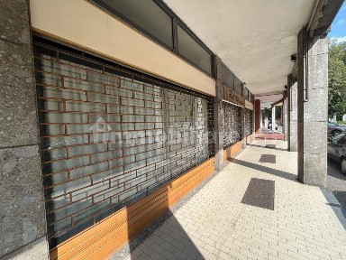 Locale commerciale in Vendita