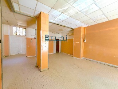 Locale commerciale in Vendita