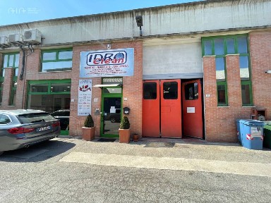 Locale commerciale in Vendita