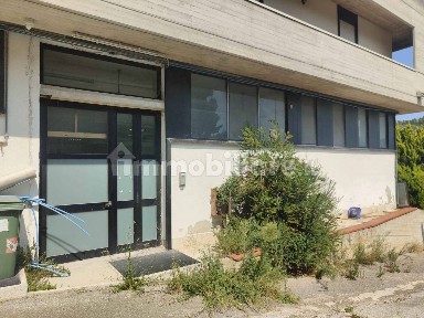 Locale commerciale in Vendita