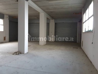 Locale commerciale in Vendita