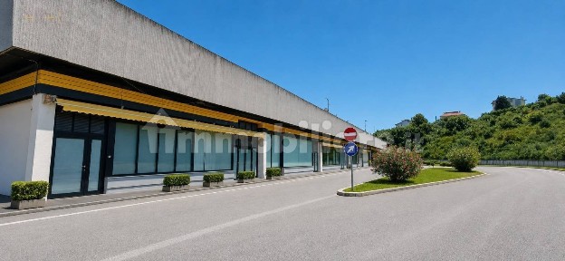 Locale commerciale in Vendita
