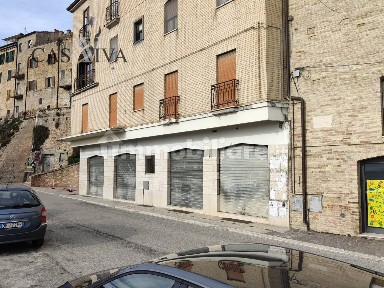 Locale commerciale in Vendita