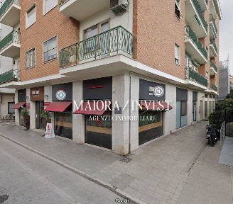 Locale commerciale in Vendita