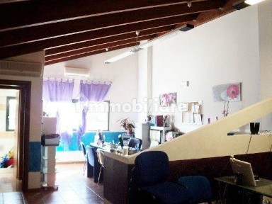 Locale commerciale in Vendita