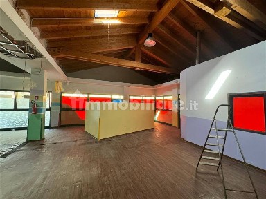 Locale commerciale in Vendita