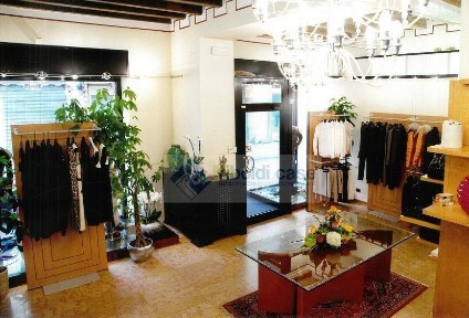 Locale commerciale in Vendita
