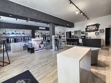 Negozio di abbigliamento in Vendita