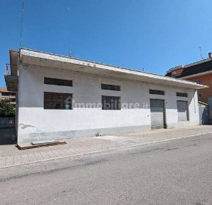 Locale commerciale in Vendita