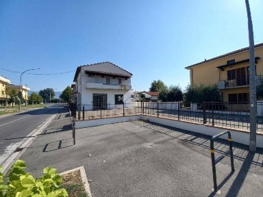 Locale commerciale in Vendita