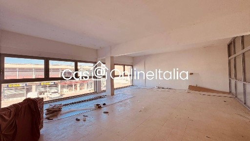 Locale commerciale in Vendita