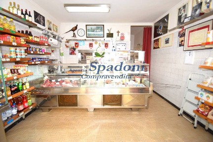 Locale commerciale in Vendita