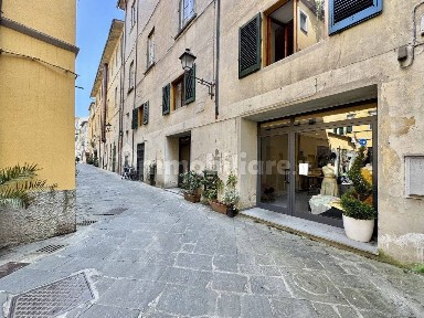Locale commerciale in Vendita