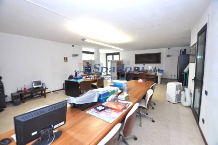 Locale commerciale in Vendita