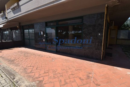 Locale commerciale in Vendita