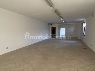 Locale commerciale in Vendita