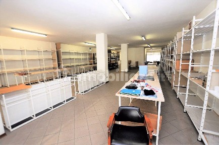 Locale commerciale in Vendita