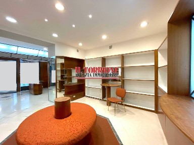 Locale commerciale in Vendita