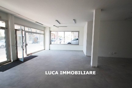 Locale commerciale in Vendita
