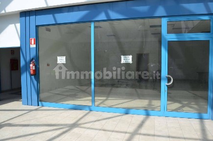 Locale commerciale in Vendita