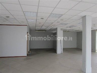 Locale commerciale in Vendita